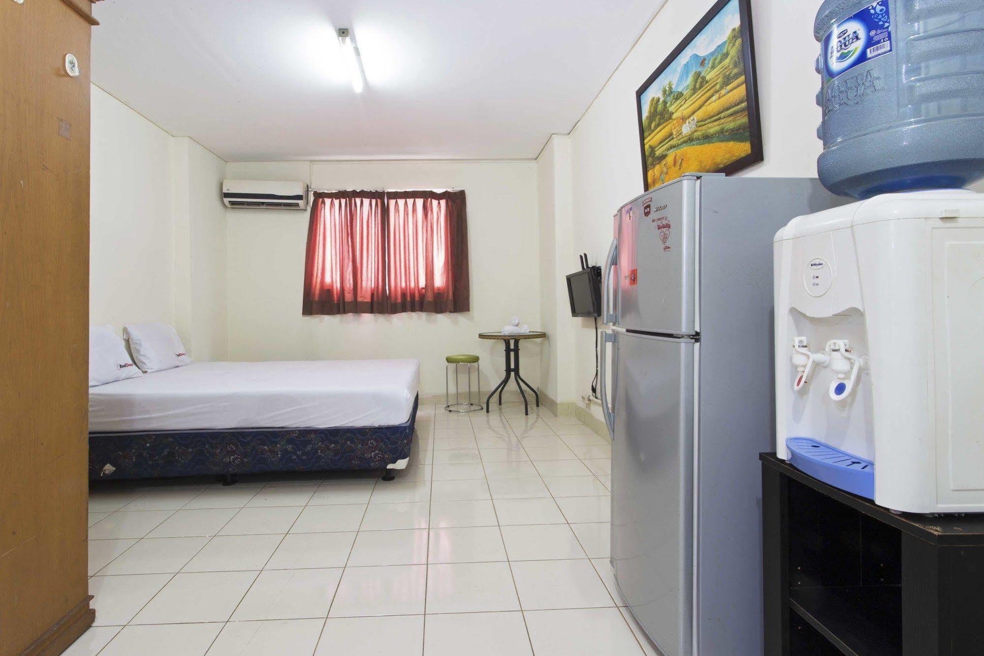 Reddoorz Apartment @ Pulo Gadung จาการ์ตา ภายนอก รูปภาพ